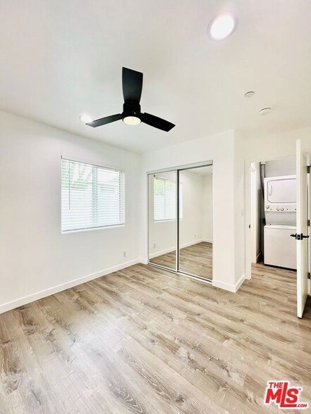 Building Photo - 2628 Beachwood Dr
