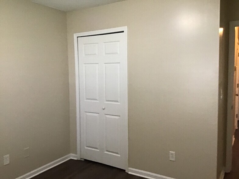 Building Photo - 2469 Royal Pointe Dr