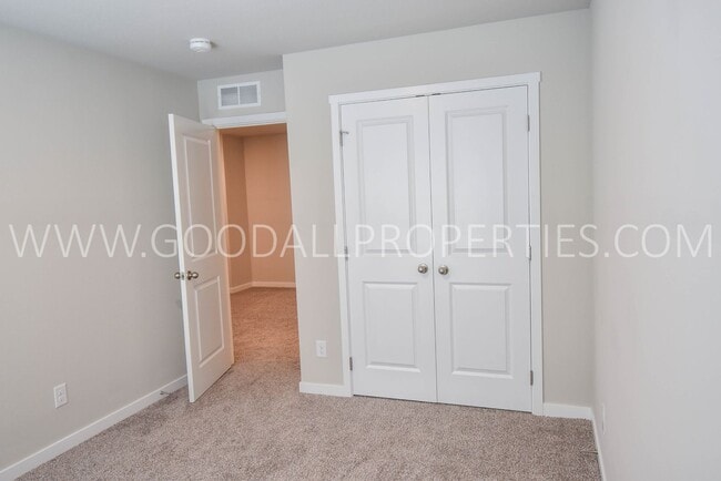 Building Photo - 3 Bedroom 2.5 Bath Townhome in Waukee.