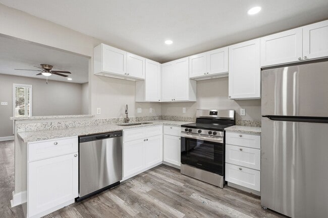 Building Photo - Newly remodeled Unit Ready for you!