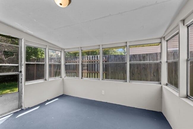 Building Photo - 2014 Somerville Dr