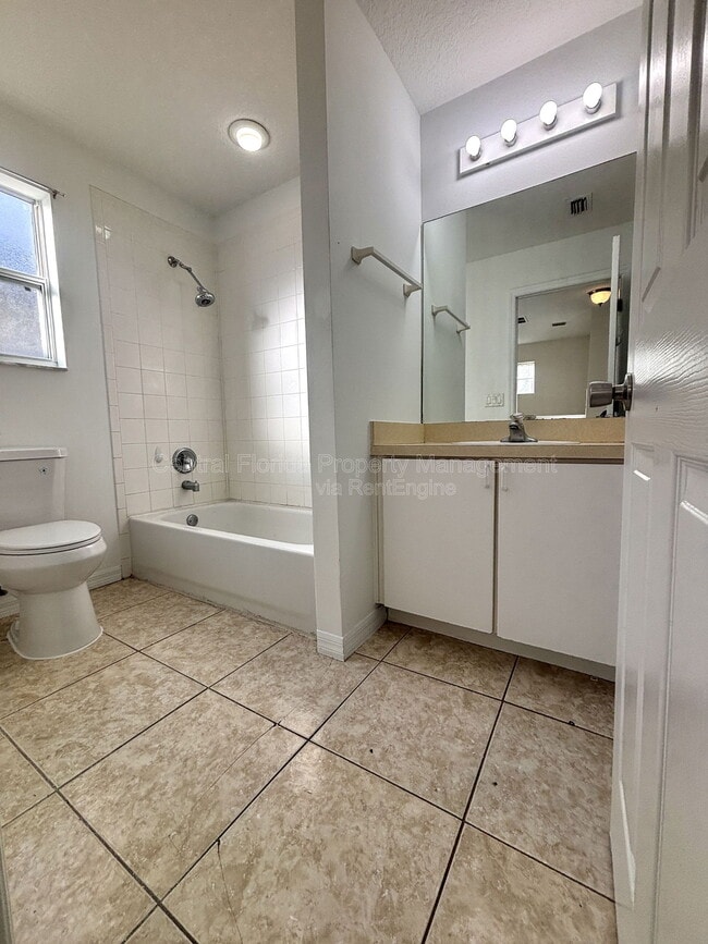 Building Photo - 1064 Park Central Cir