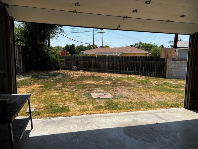 Building Photo - Remodeled 3 Bedroom 2 Bath House with 4 Ca...