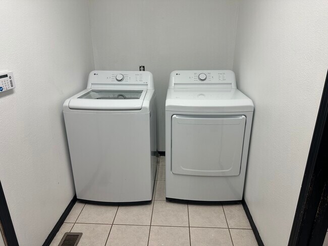 Building Photo - 647 S Hazelnut Ave