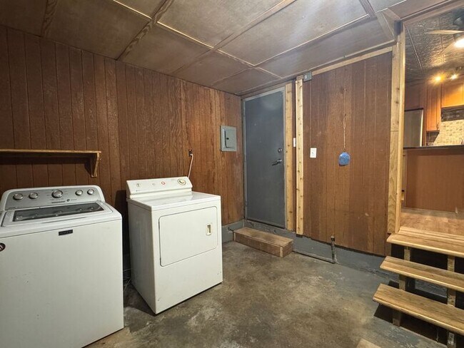 Building Photo - 127 E 47th St