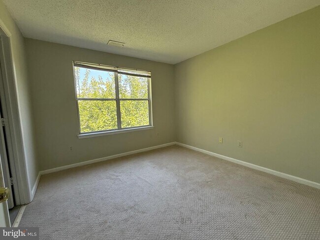 Building Photo - 10019 Vanderbilt Cir