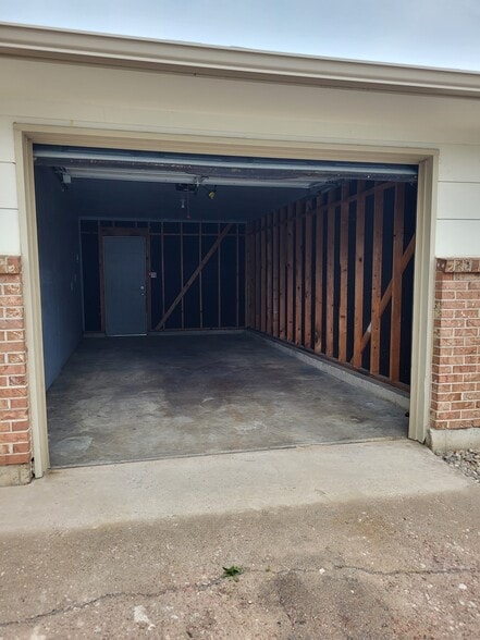 One car garage with opener - 1405 Tappan Cir