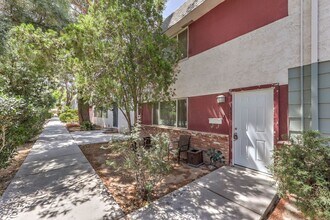 Building Photo - Huge one bedroom condo close community pool and tennis courts.