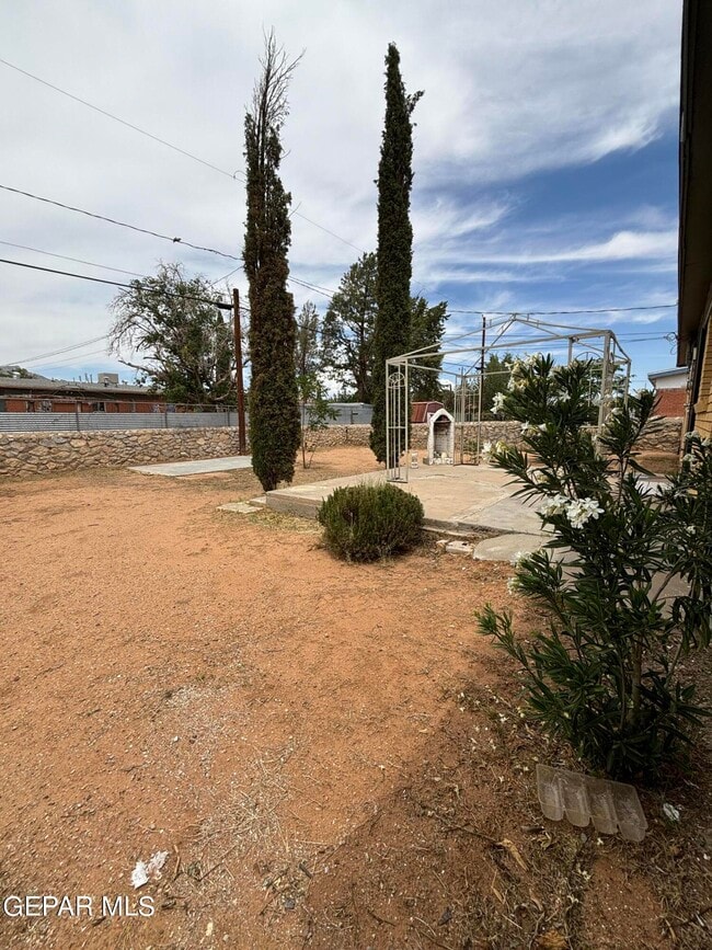 Building Photo - 10349 Shoshone St