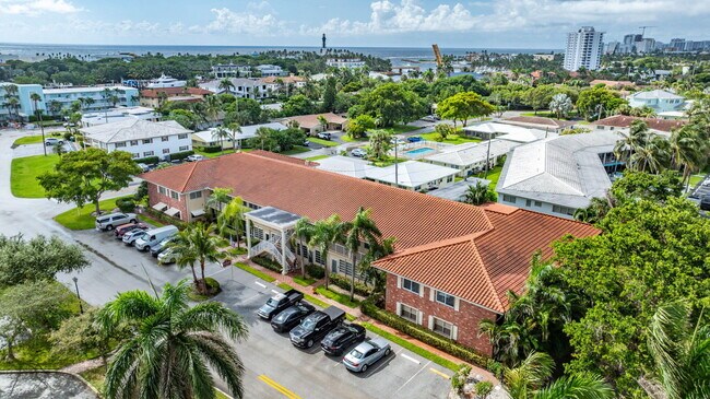 Building Photo - 2800 NE 28th St