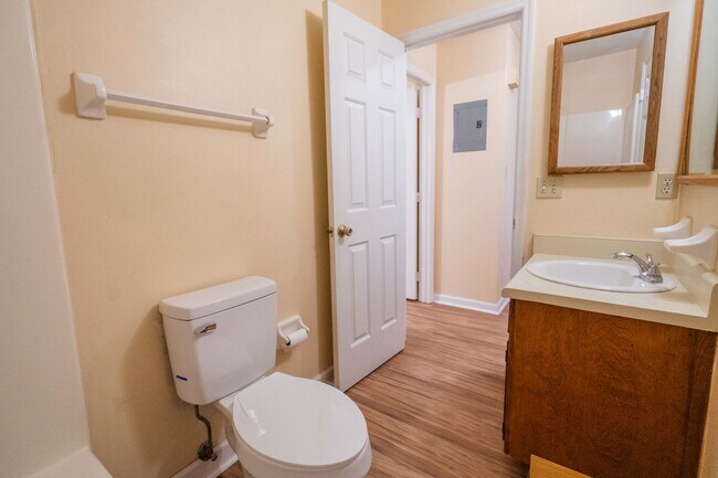 Building Photo - 2/1 Townhome in Twin Lakes