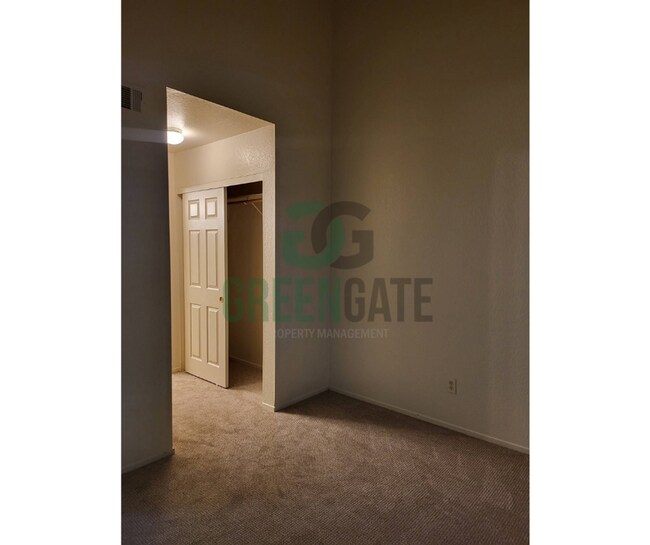 Building Photo - 2428 Woodvale Dr