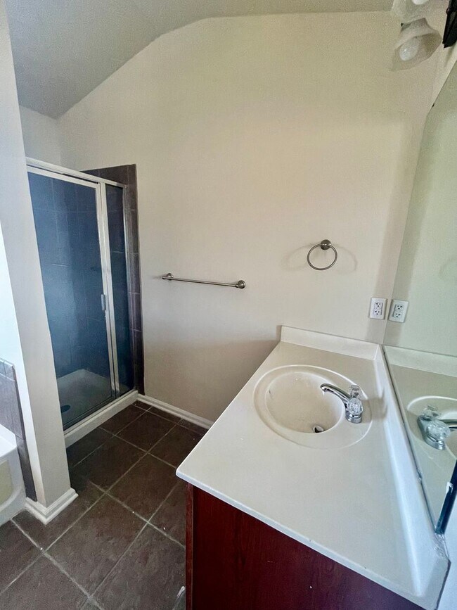 Building Photo - Stunning 5-bedroom, 2.5-bathroom home | Lo...