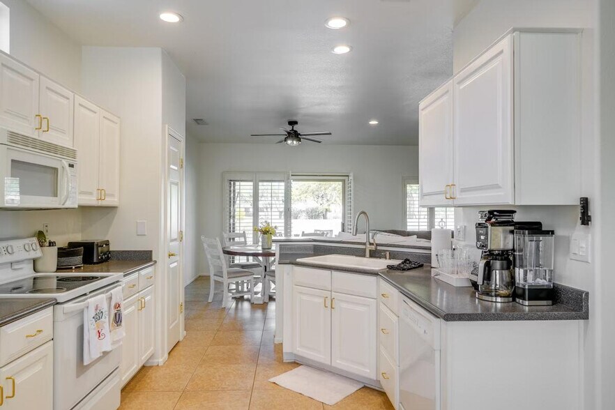 Building Photo - 16426 W Boulder Vista Dr