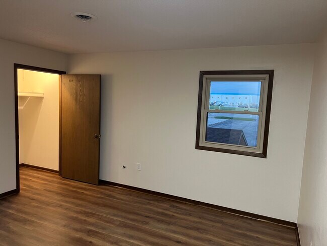 Building Photo - 5552 Cresthaven Ln