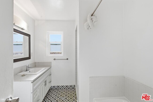 Building Photo - 739 Croft Ave