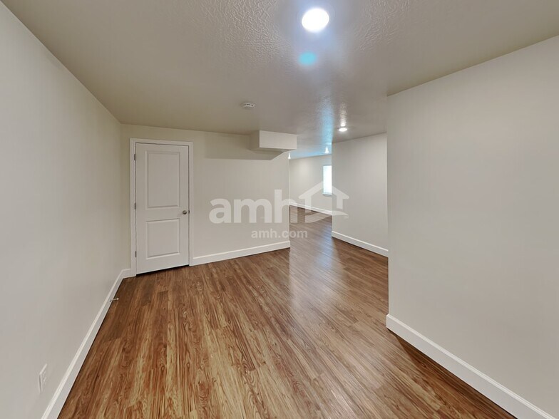 Building Photo - 3003 E S Village Dr