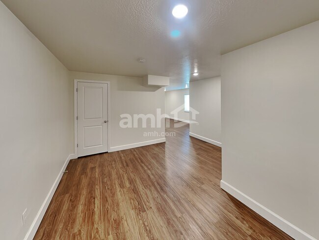 Building Photo - 3003 E S Village Dr