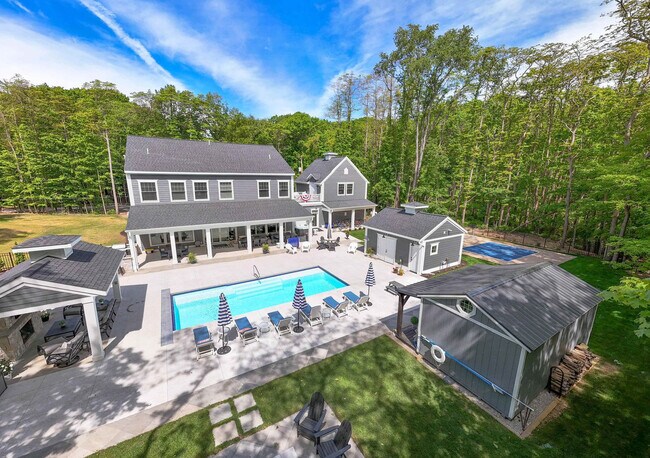 Building Photo - 2171 Lakeshore Dr