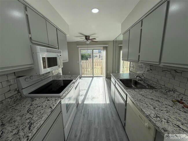 Building Photo - 15895 Cambridge Dr