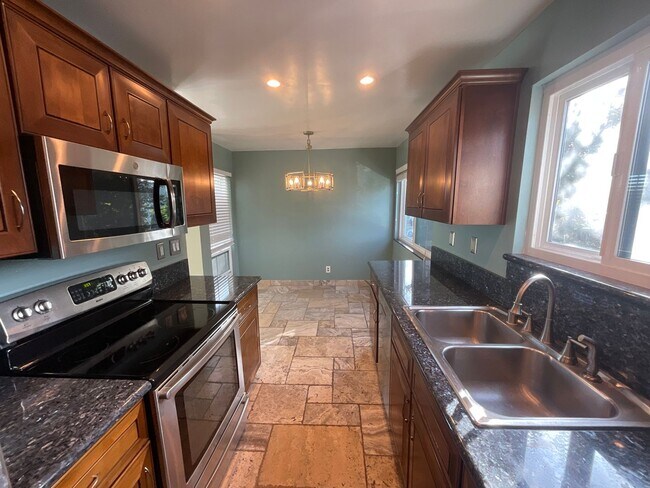 Building Photo - Condo - 2 Bedrooms / 2 Bath - Long Beach