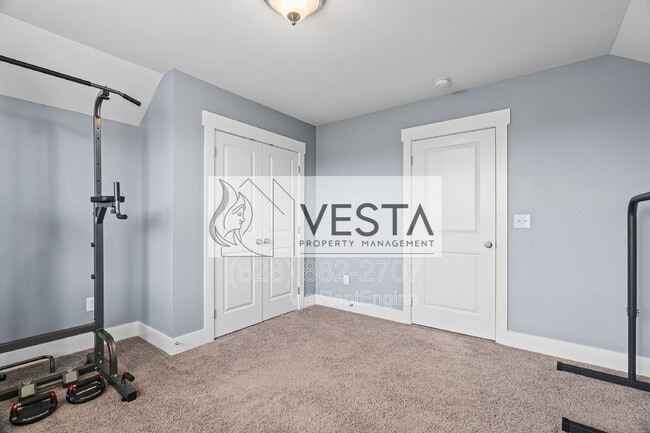 Building Photo - 16 Hyde Park Pl