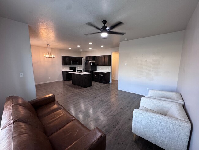 Building Photo - 673 N 2560 E