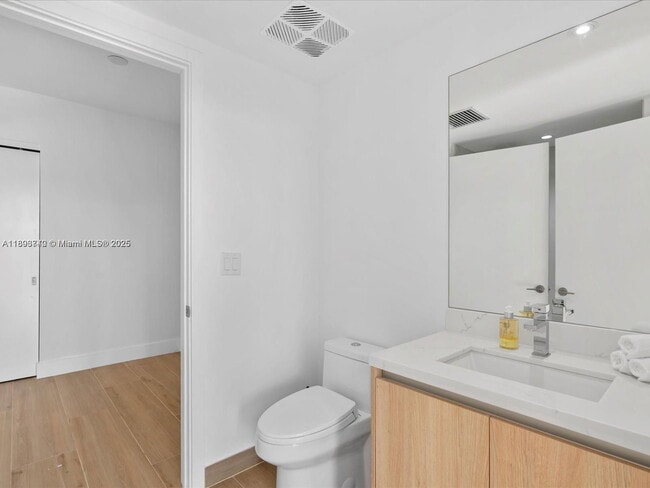 Building Photo - 9901 W Bay Harbor Dr