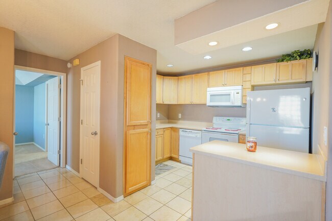 Building Photo - 3408 Sunriver Rd