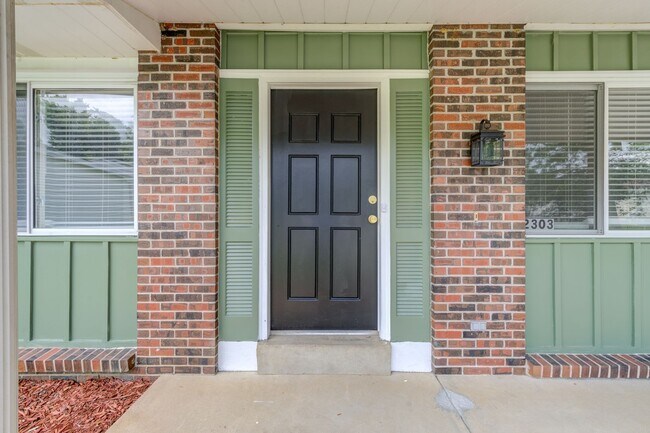 Building Photo - Beautiful renovated three bedroom house