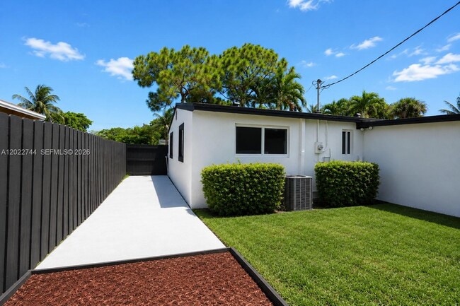 Building Photo - 2573 Conroy Dr