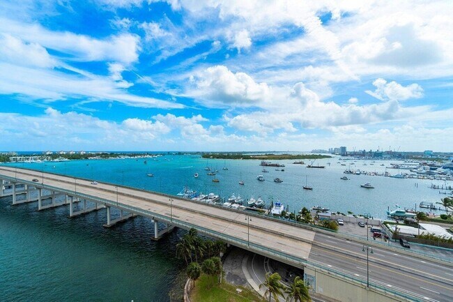 Building Photo - 2640 Lake Shore Dr