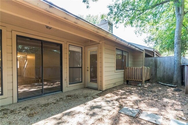 Building Photo - 7211 Lakewood Dr