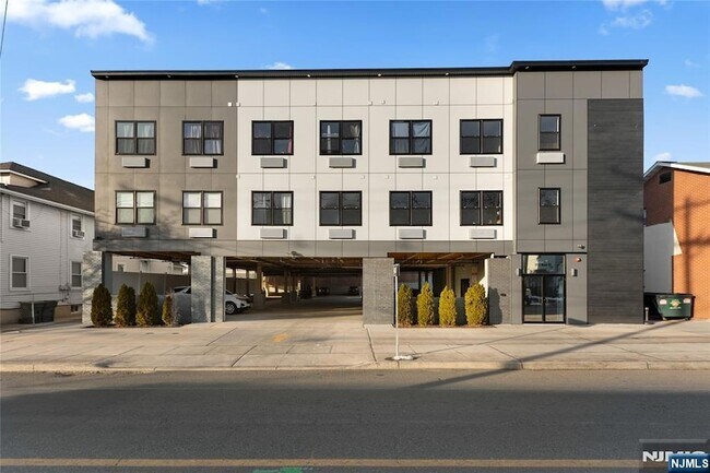 Building Photo - 51 E Main St