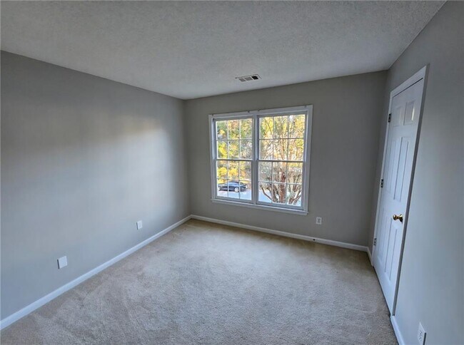 Building Photo - 2690 Binghampton Ln