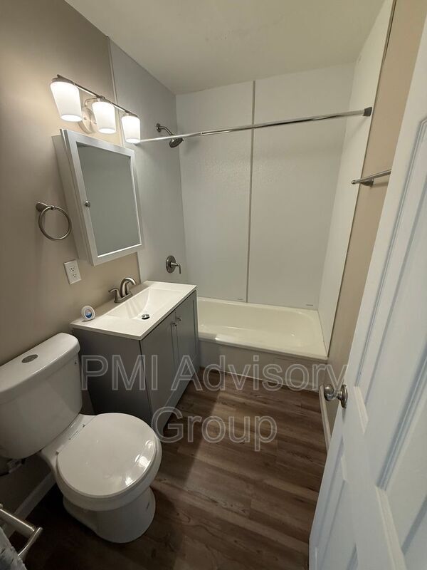 Building Photo - 216 SW Heights Rd