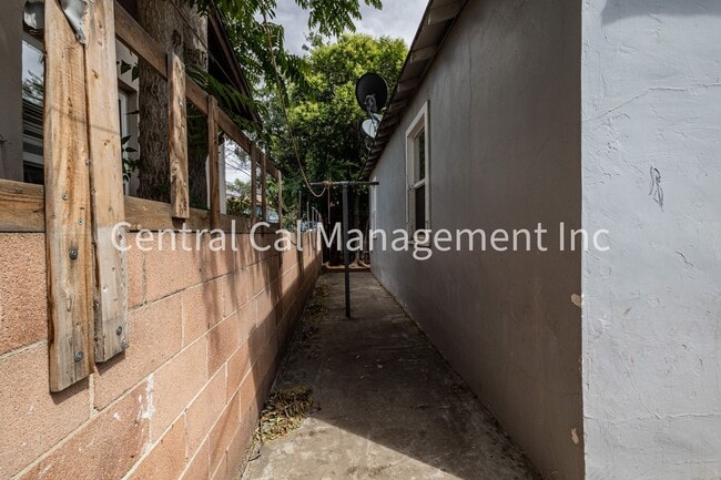 Building Photo - 2 Bedroom/1 Bath Home - $1395 per month