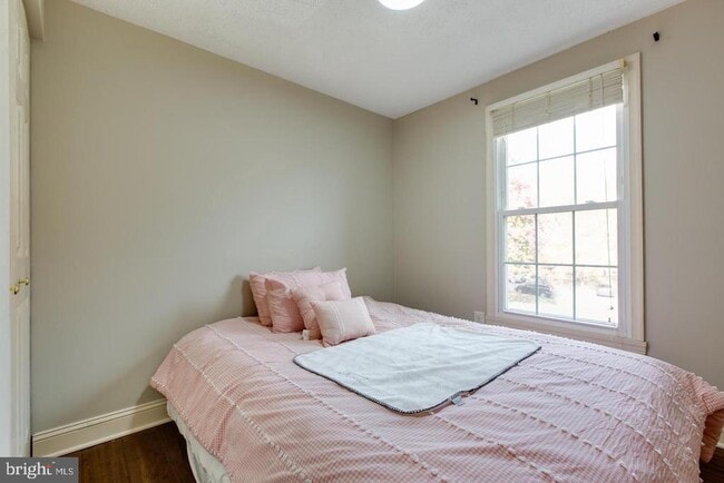 Building Photo - 3400 Oak W Dr