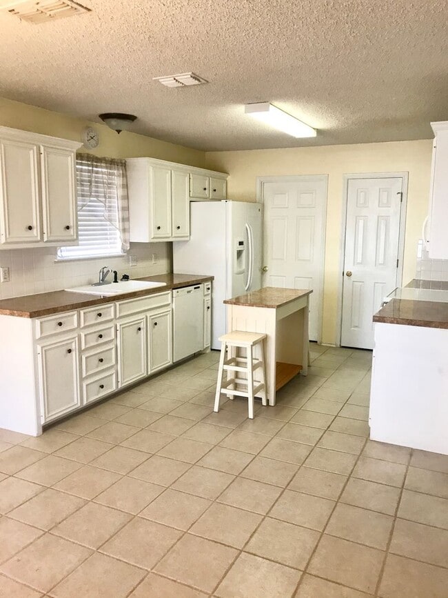 Building Photo - Fantastic 3/2/2 located in South Lubbock! Preleasing for JULY 1st!!