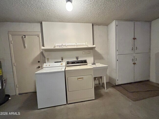 Building Photo - 1032 E Villa Maria Dr