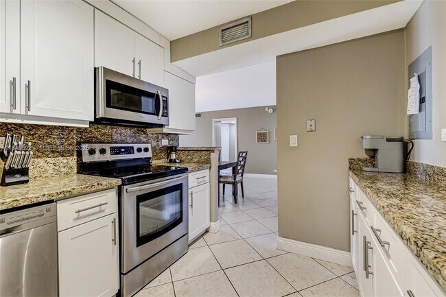 Building Photo - 6039 Collins Ave