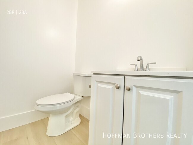 Building Photo - 865 N Las Palmas Ave