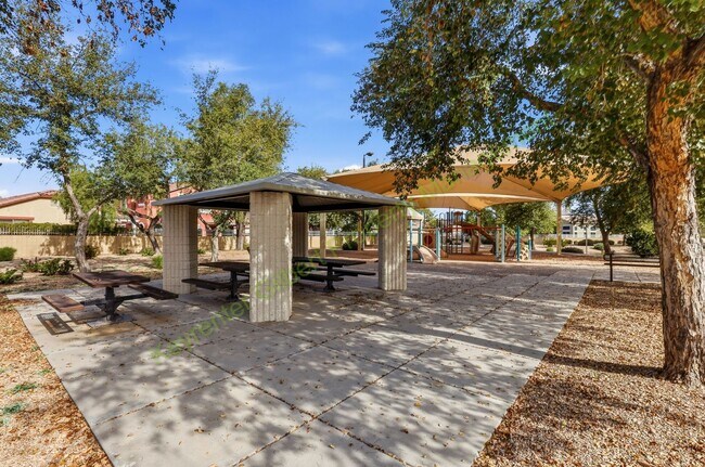 Building Photo - Charming 3-bed/2-bath Gilbert Home in Prime Location!