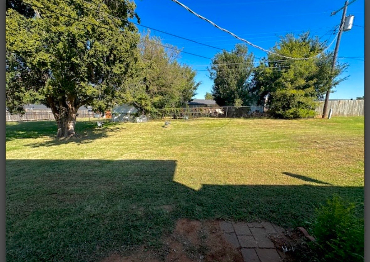 Building Photo - 309 W Vandament Ave