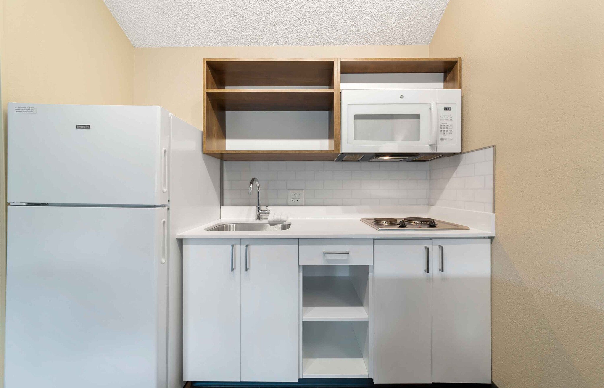 Building Photo - Furnished Studio-Miami - Airport - Miami Springs