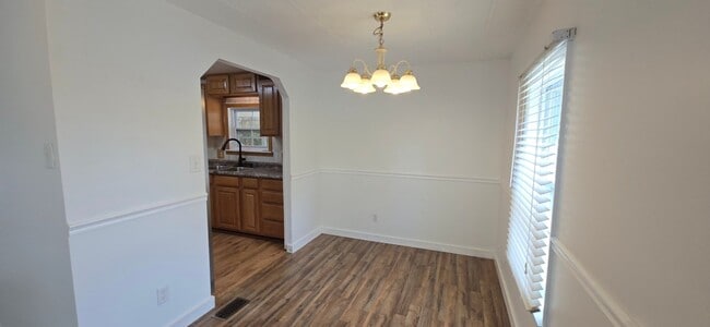 Building Photo - 2 bed 2 baths with large screened patio