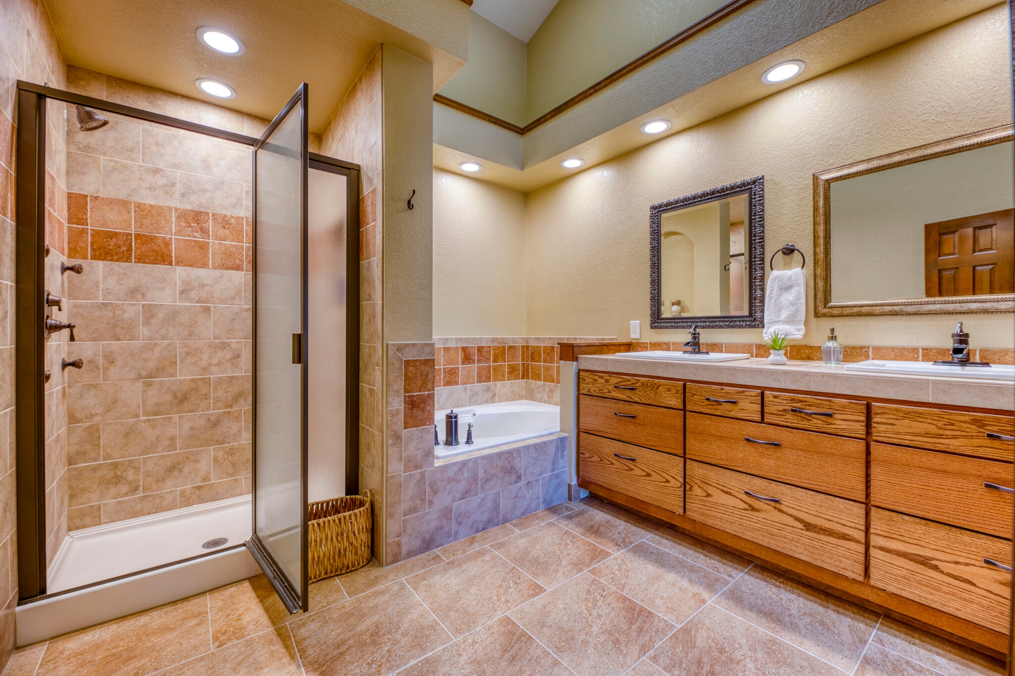 Master Bath - 1518 E Nichols Cir