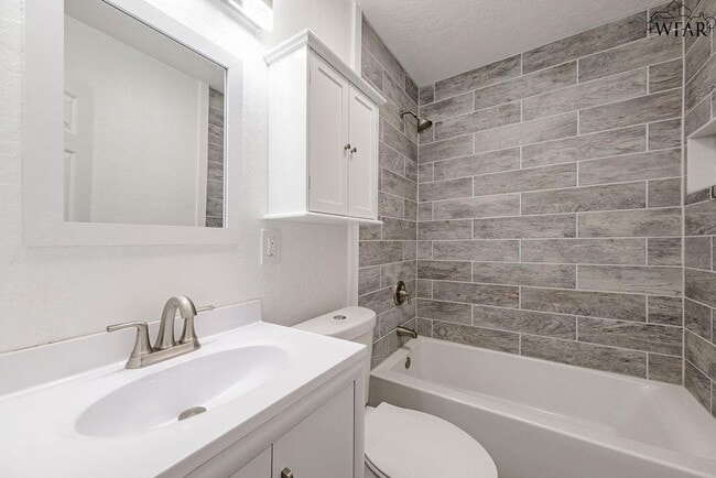 Building Photo - 4024 Hooper Dr