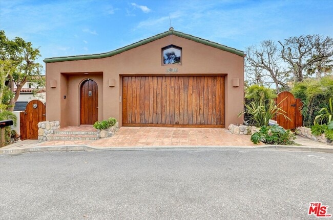 Building Photo - 3916 Rambla Orienta