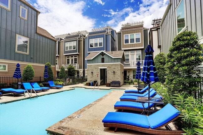 Building Photo - 704 N Shepherd Dr